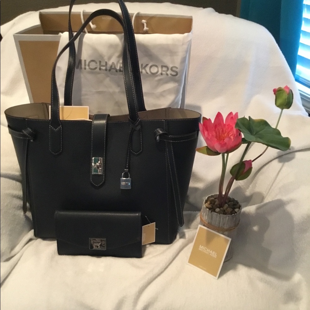 🍀MK Cassie Handbag Set 🍀 - Picture 10 of 14